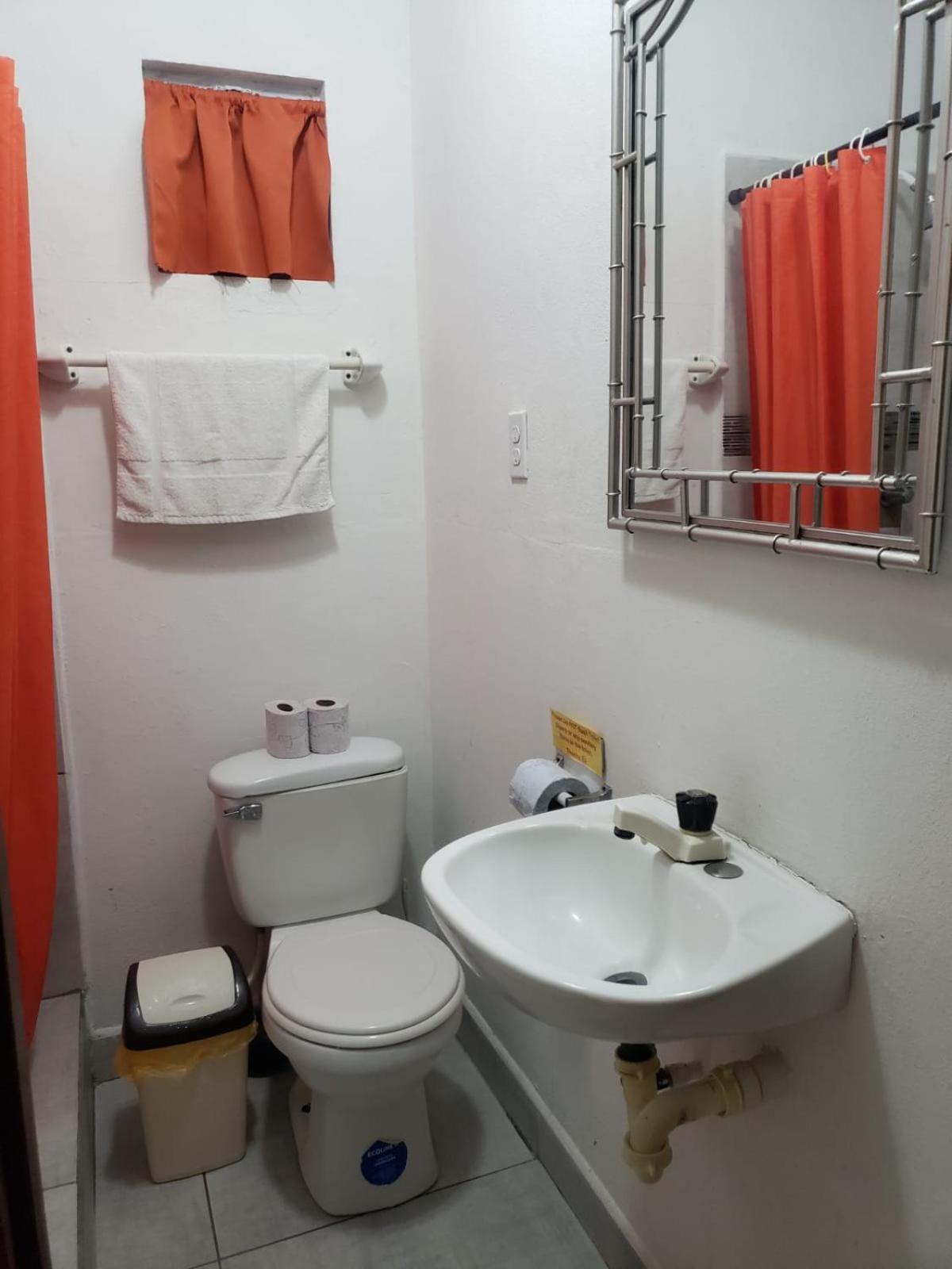 Beach Club Budget Rooms At Popeyes キー・カーカー エクステリア 写真